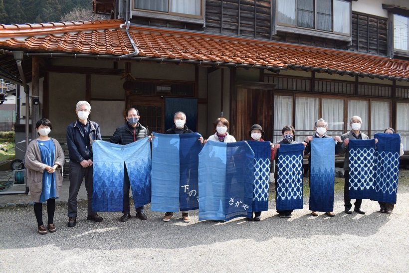 藍染暖簾の設置 | 鳥取県智頭町ホームページ